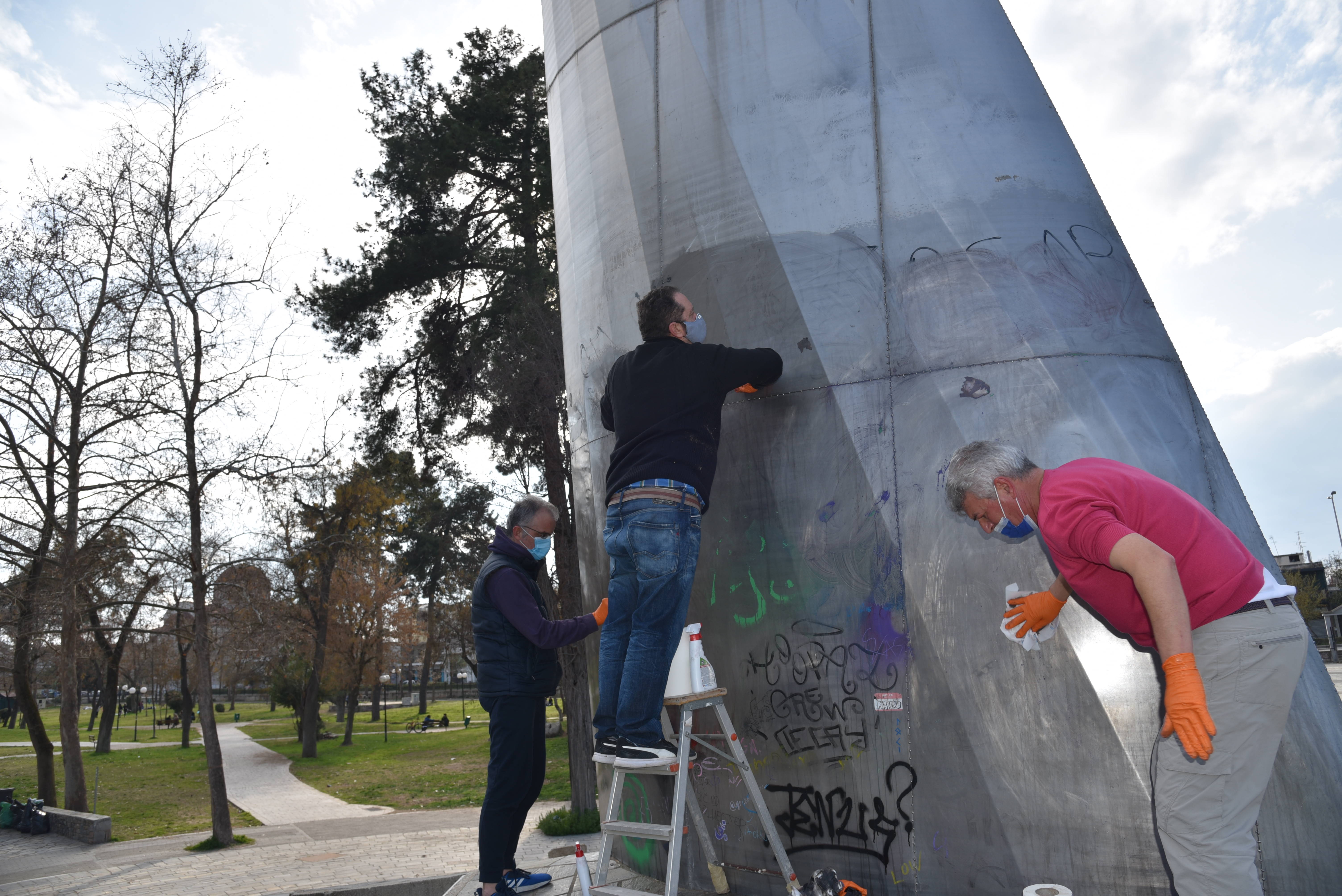 «Λάρισα η πόλη μου»: Δράση με τον καθαρισμό του μνημείου του Φιλόλαου από τα graffiti